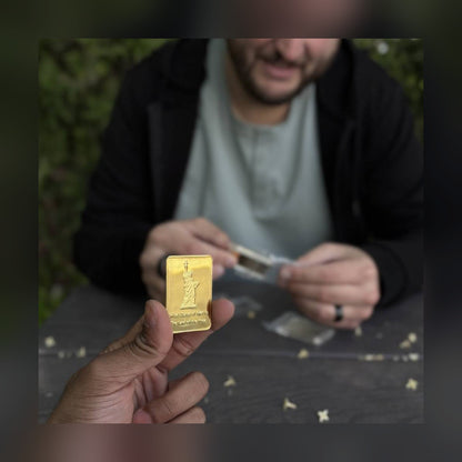 Man holding the Statue of Liberty gold-plated bar at a table